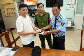 Nam bảo vệ nhặt được túi chứa 85 triệu của du khách Trung Quốc