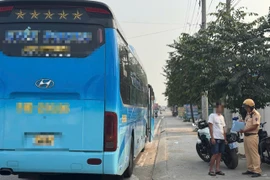 CSGT TP.HCM kiểm tra, xử lý vi phạm vận tải hành khách trên Quốc lộ 13