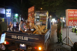 Công an phường Thủ Đức ra quân xử lý lấn chiếm vỉa hè, lòng đường ban đêm