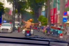 CSGT dẫn đường cho xe taxi chở sản phụ đến Bệnh viện Từ Dũ