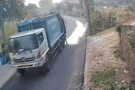 Xử phạt tài xế xe thu gom rác xả nước thải ra đường ở TP.HCM