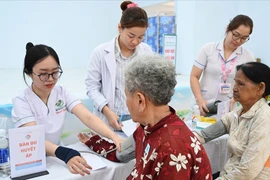 Gần 300 người dân được khám bệnh, phát thuốc miễn phí và nhận quà Tết ở phường An Phú Đông