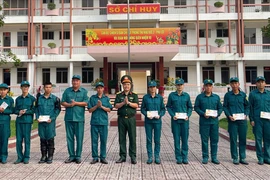 TP.HCM: Tặng quà, động viên dân quân phường Tân Uyên trực Tết 