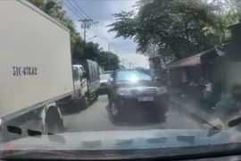 Tài xế ô tô đi kiểu 'khôn lỏi' bị CSGT TP.HCM xử phạt