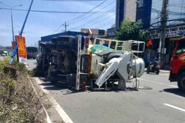 Xe bồn leo dải phân cách, tông gãy cột đèn rồi lật nhào giữa đường