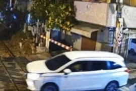 TP.HCM: Phạt tiền, tước bằng lái tài xế ô tô cố tình vượt rào chắn đường sắt