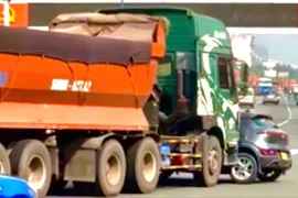 CSGT TP.HCM thông tin vụ xe đầu kéo tông ô tô con, đẩy đi 15 m ở vòng xoay Gò Đậu