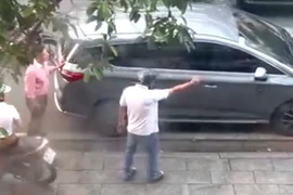 Công an TP.HCM khởi tố 2 người rượt đuổi, kẹp cổ tài xế ô tô giữa đường