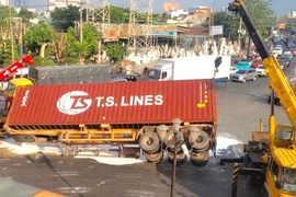 Container chở sơn lật giữa vòng xoay, tài xế thoát nạn