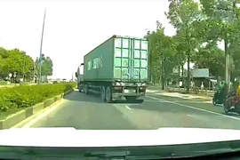 Tài xế xe container lạng lách trên đường Mỹ Phước - Tân Vạn bị phạt đến 50 triệu đồng