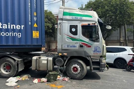 Người dân cùng tài xế giải cứu nạn nhân mắc kẹt dưới gầm xe container sau va chạm