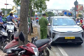 Tài xế taxi tử vong trong ô tô trên đường Phạm Văn Đồng