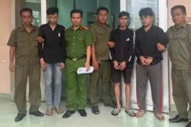 Tạm giữ 4 người cầm hung khí đánh nhau trước cổng công ty ở phường Dĩ An