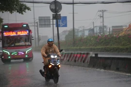 Mưa lớn giải nhiệt TP.HCM, người dân vất vả di chuyển 