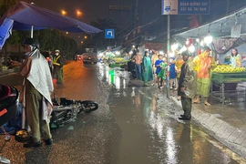 Ngã ra đường rồi va chạm với xe tải, người đàn ông tử vong gần chợ đầu mối Thủ Đức