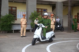 Công an TP.HCM vào trường hướng dẫn học sinh lái xe an toàn