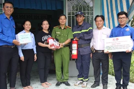 TP.HCM: Tặng bình chữa cháy, sửa điện miễn phí cho hộ nghèo và gia đình chính sách