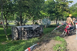 Xe ben chở nhựa đường lao khỏi cầu vượt Trạm 2, húc gãy hộ lan rồi lật nhào