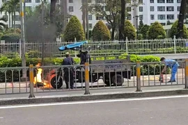 Xe ba gác bốc cháy trên đường Tạ Quang Bửu, tài xế nhanh trí khống chế ngọn lửa
