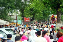 Hà Nội: Ngày nghỉ lễ, công viên chật cứng người