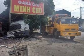 Xe container bất ngờ đâm vào nhiều nhà dân ven quốc lộ 