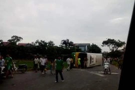 Va chạm xe buýt và taxi, 21 người bị thương