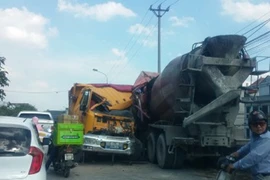 Va chạm giữa xe bồn và xe tải, hai tài xế nguy kịch