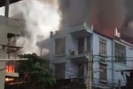 Cháy lớn thiêu rụi xưởng sản xuất hàng nội thất