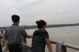 Người phụ nữ bất ngờ rơi xuống sông trong đêm