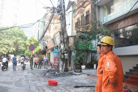 Một cột điện bốc cháy dữ dội giữa trưa nắng