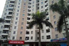 Cháu bé 7 tuổi rơi từ tầng 11 xuống tầng 2 tử vong