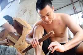 Độc đáo với nghề tạc tượng thờ ở Thanh Oai