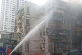 Hà Nội: Cháy 'chuồng cọp' ở tầng 5 khu tập thể dược