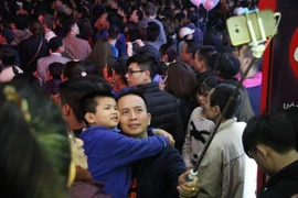 Biển người chen nhau tại phố đi bộ Hà Nội