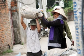 Theo chân người lao động nghèo ngày giáp tết