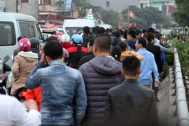 Đường vào chợ Viềng tắc dài vài cây số