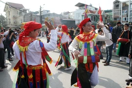 Trai làng 'lẳng lơ' múa ngày hội làng 