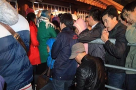 Vừa xếp hàng vừa ngủ gật chờ xin ấn đền Trần trong đêm