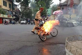 Đang chạy xe đạp điện trên phố thì xe cháy đùng đùng