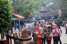 Mặc váy ngắn không được lên đền Hùng