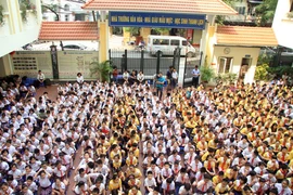 Có nên đưa lớp 10 xuống cấp 2?
