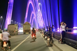 Bất chấp nguy hiểm, người dân lên cầu hóng gió buổi tối