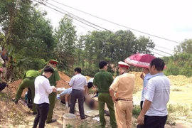 Phát hiện thi thể nam giới bên lề đường