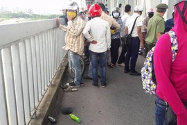 Thanh niên nghi uống thuốc diệt cỏ rồi nhảy sông Hồng