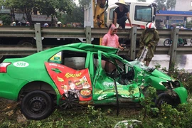 Băng qua đường tàu, taxi bị kéo lê 20 m