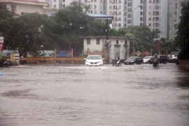 Ảnh hưởng bão, phố Hà Nội thành sông, sinh hoạt đảo lộn