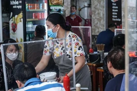 Sau 2 tiếng, cửa hàng bán cả trăm bát bún trong ngày đầu phục vụ khách tại chỗ