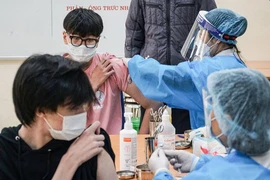 Chùm ảnh: Những học sinh đầu tiên của Hà Nội, Ninh Thuận tiêm vaccine COVID-19