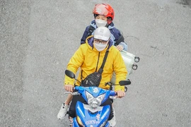 Người dân co ro trở lại Hà Nội sau kì nghỉ Tết