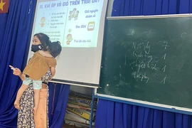 Cô giáo bồng con giảng bài: Nếu chỉ xảy ra 1 đến 2 lần thì là hình ảnh thật đẹp